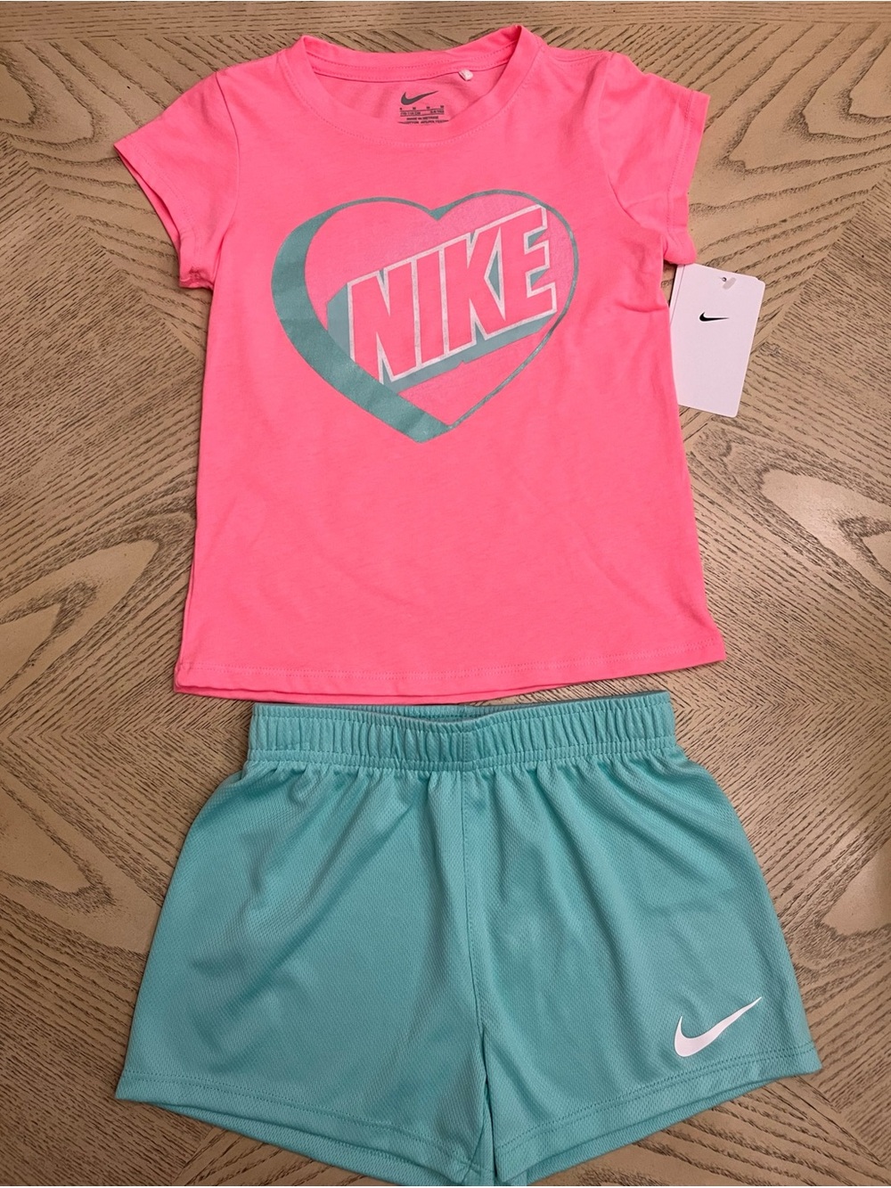 *BUNDLE* Girls Nike Short Sleeve Tees & Shorts Size 6 - Picture 2 of 4